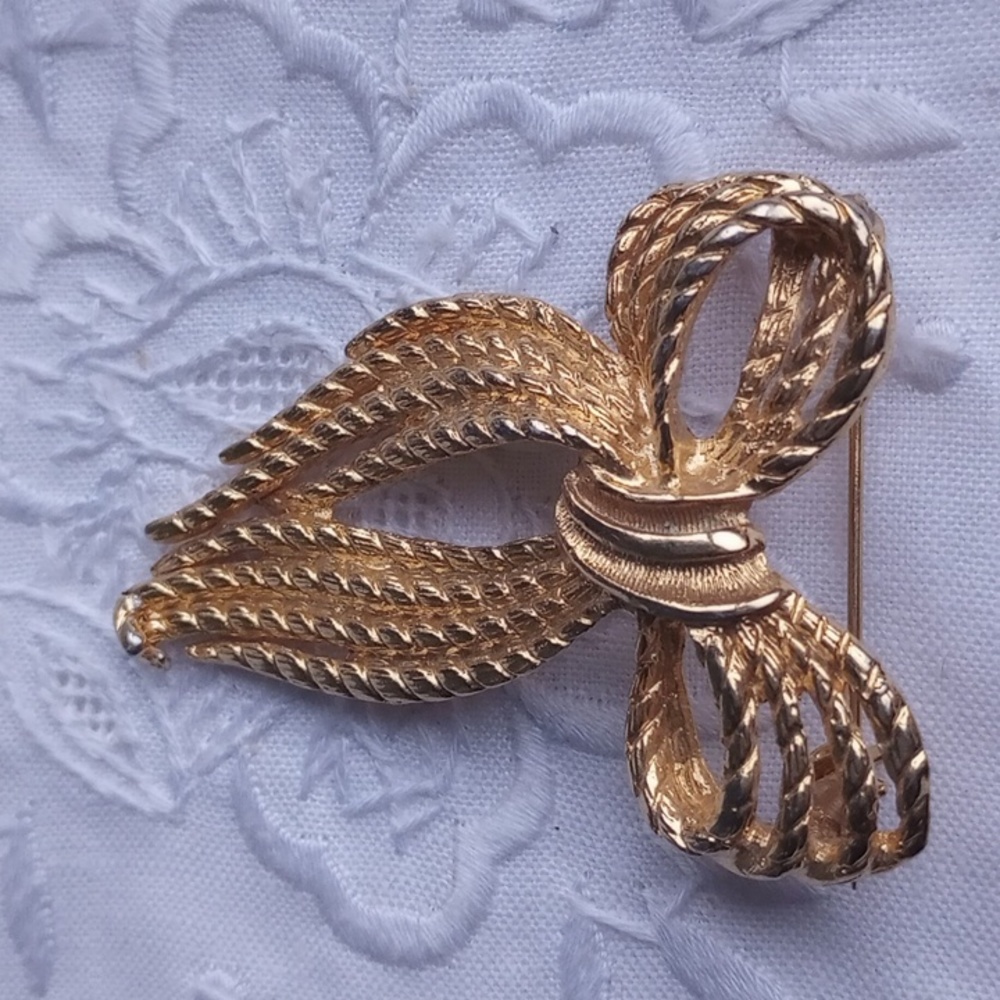 Vintage Angel Braided Rope Texture Gold Brooch - Picture 4 of 7